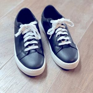 LIKE NEW STEVE MADDEN FAUX LEATHER SNEAKERS!!